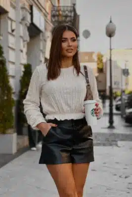 Sweterek śmietankowy damski z falbanką Elise - Butik MAMIBO