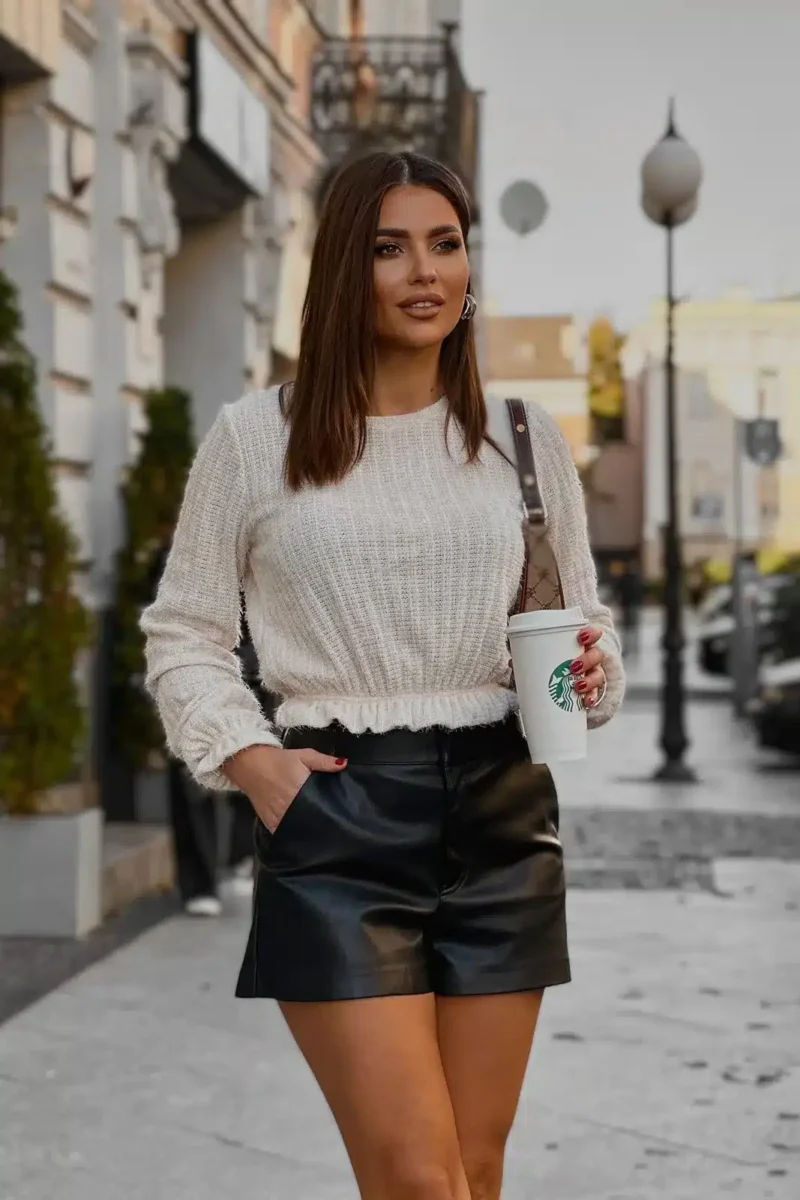 Sweterek śmietankowy damski z falbanką Elise - Butik MAMIBO