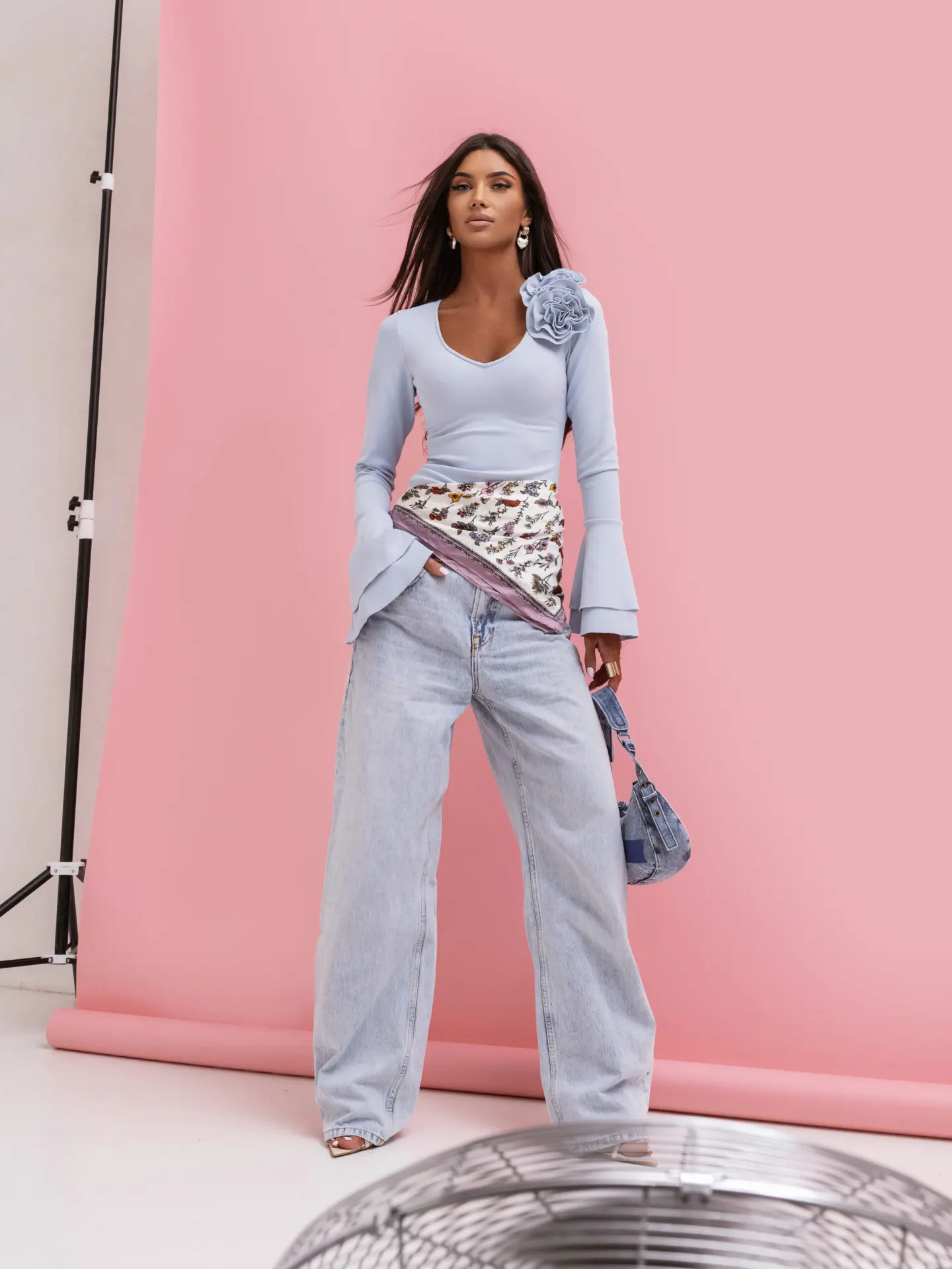 Bluzka błękitna CHIARA Bluzka błękitna z różami CHIARA | Butik MAMIBO